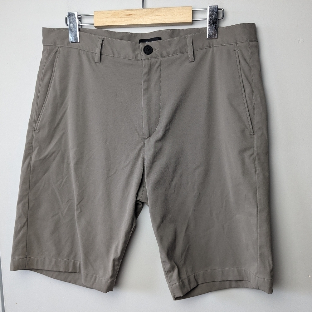 THEORY Men Short Classic Fit Size 32 Made In USA Color Kaki/Gray